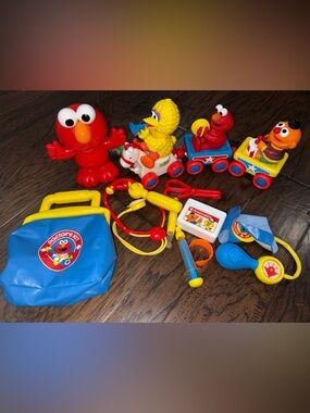 Sesame Street Elmo & Friends, Doctor Playset/ train/ flashlight